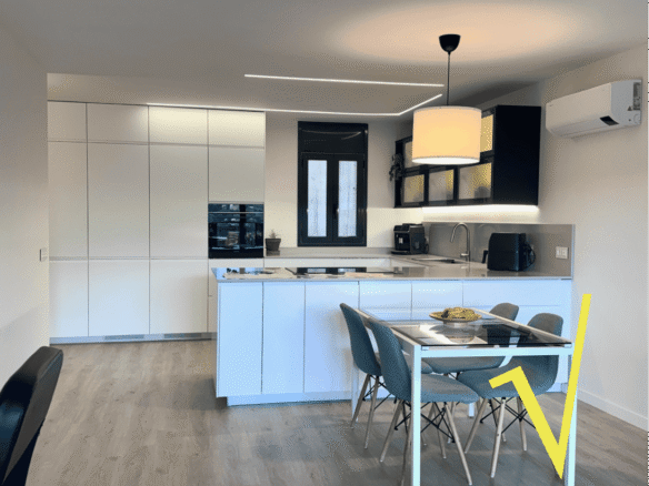 Planta baja de diseño con jardín privado, piscina y vistas al Cadí