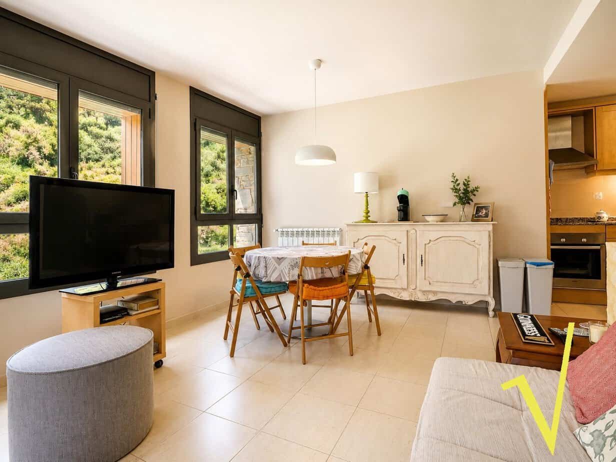 Piso en venta en Canillo de 2 habitaciones con balcón, parking y trastero