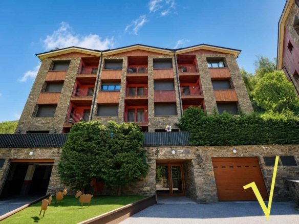 Piso en venta en Canillo de 2 habitaciones con balcón, parking y trastero
