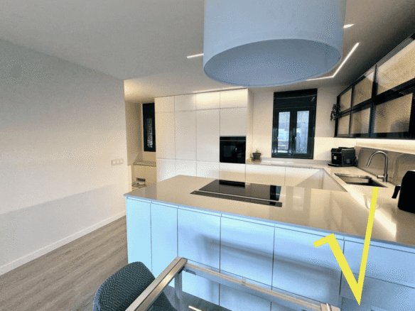 Planta baja de diseño con jardín privado, piscina y vistas al Cadí