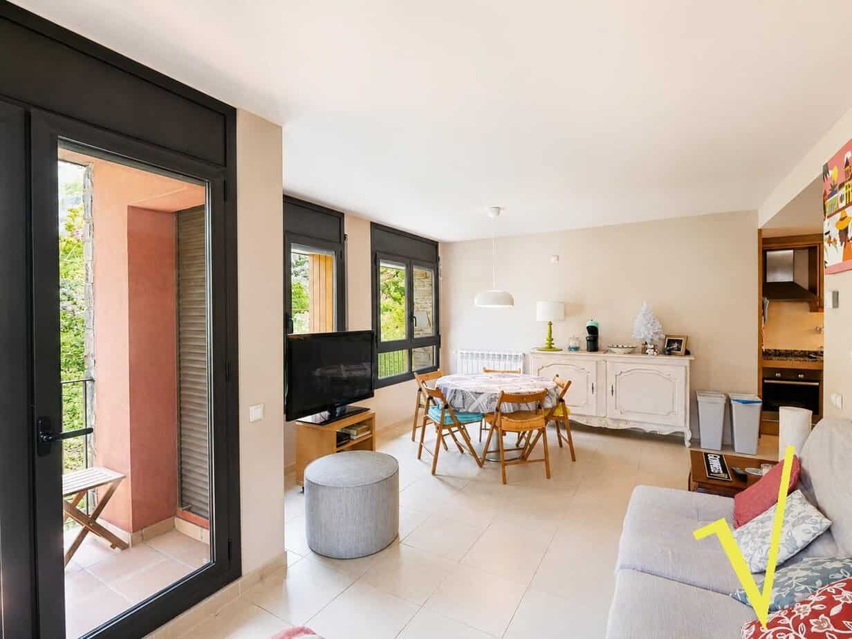 Piso en venta en Canillo de 2 habitaciones con balcón, parking y trastero