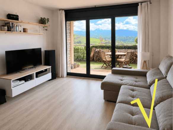 Planta baja de diseño con jardín privado, piscina y vistas al Cadí