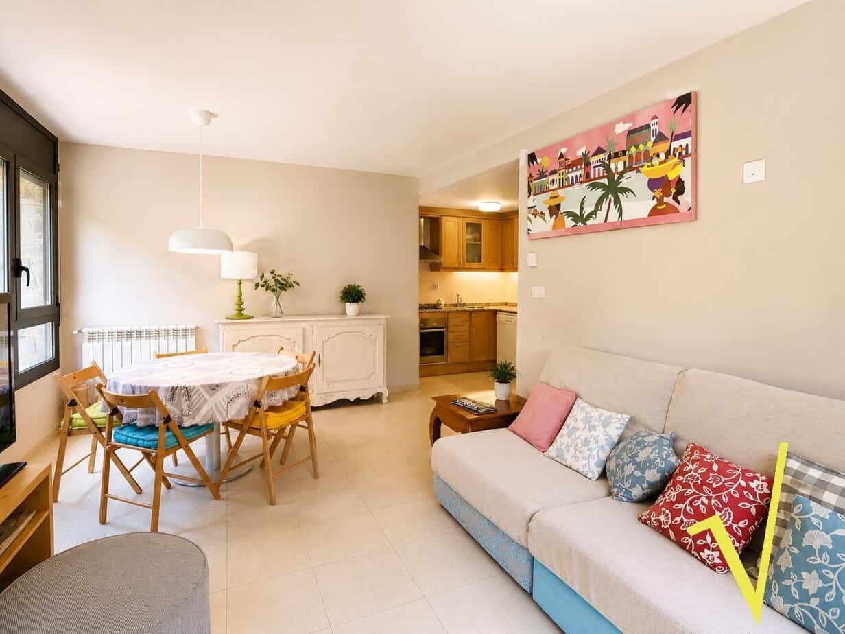 Piso en venta en Canillo de 2 habitaciones con balcón, parking y trastero