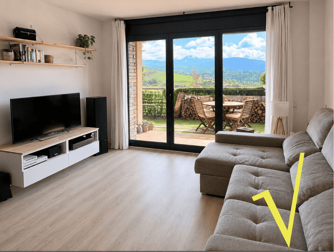Planta baja de diseño con jardín privado, piscina y vistas al Cadí