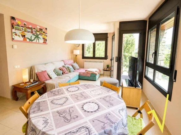 Piso en venta en Canillo de 2 habitaciones con balcón, parking y trastero