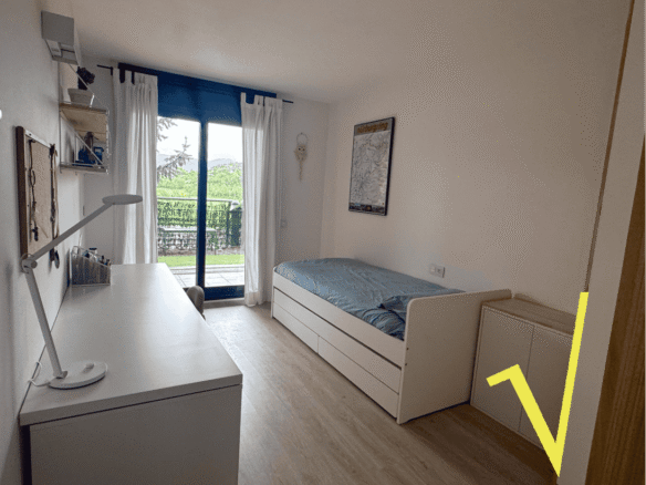 Planta baja de diseño con jardín privado, piscina y vistas al Cadí