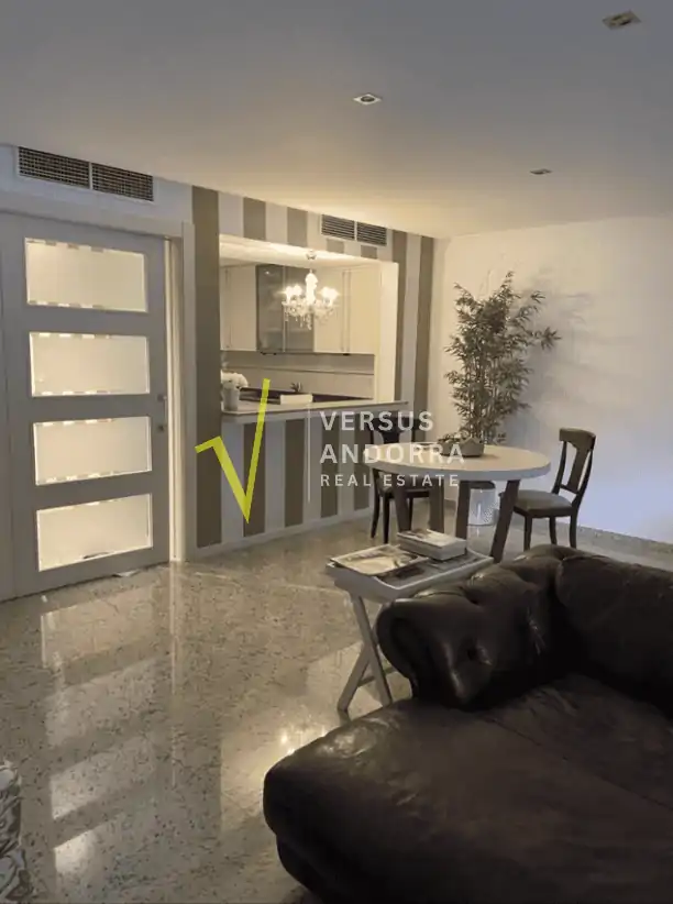 Piso de lujo reformado en venta en Andorra la Vella centro con terraza, parking y trasteros