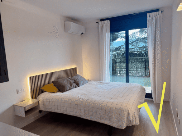 Planta baja de diseño con jardín privado, piscina y vistas al Cadí