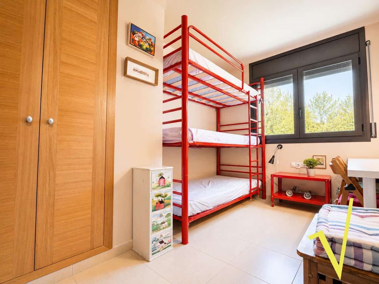 Piso en venta en Canillo de 2 habitaciones con balcón, parking y trastero