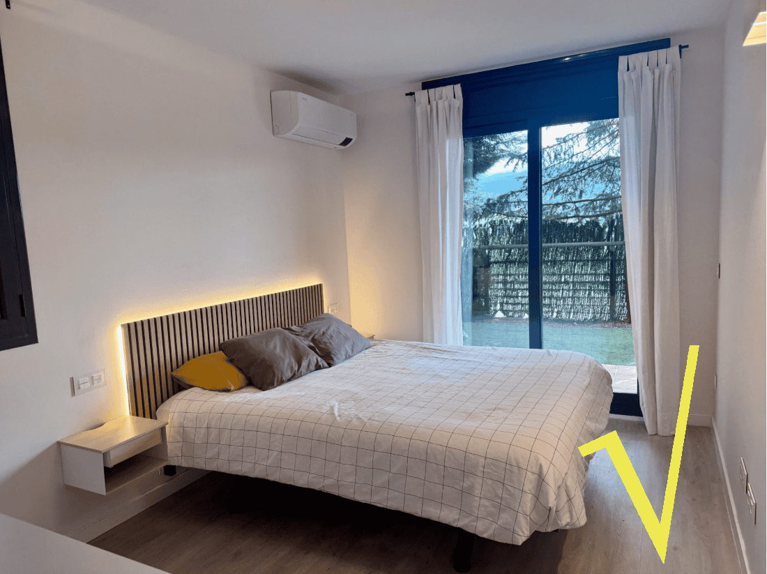 Planta baja de diseño con jardín privado, piscina y vistas al Cadí