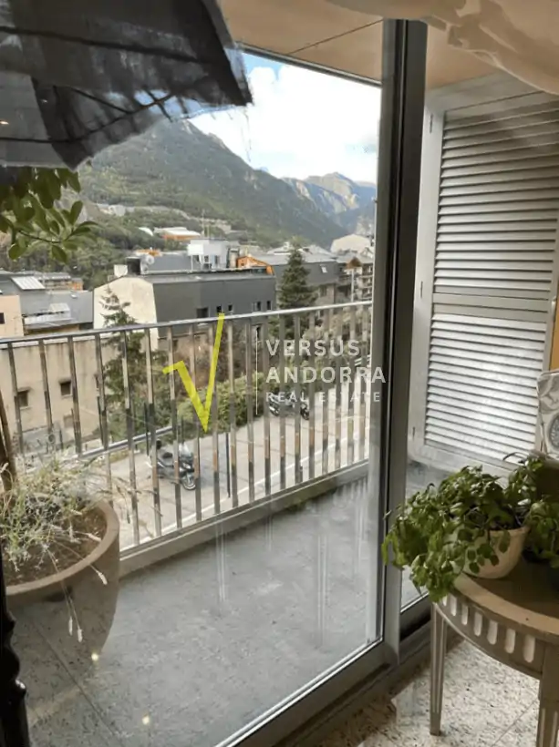 Piso de lujo reformado en venta en Andorra la Vella centro con terraza, parking y trasteros