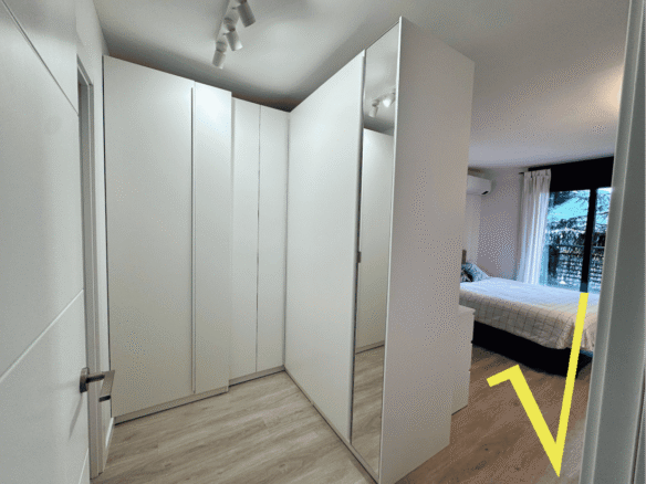 Planta baja de diseño con jardín privado, piscina y vistas al Cadí