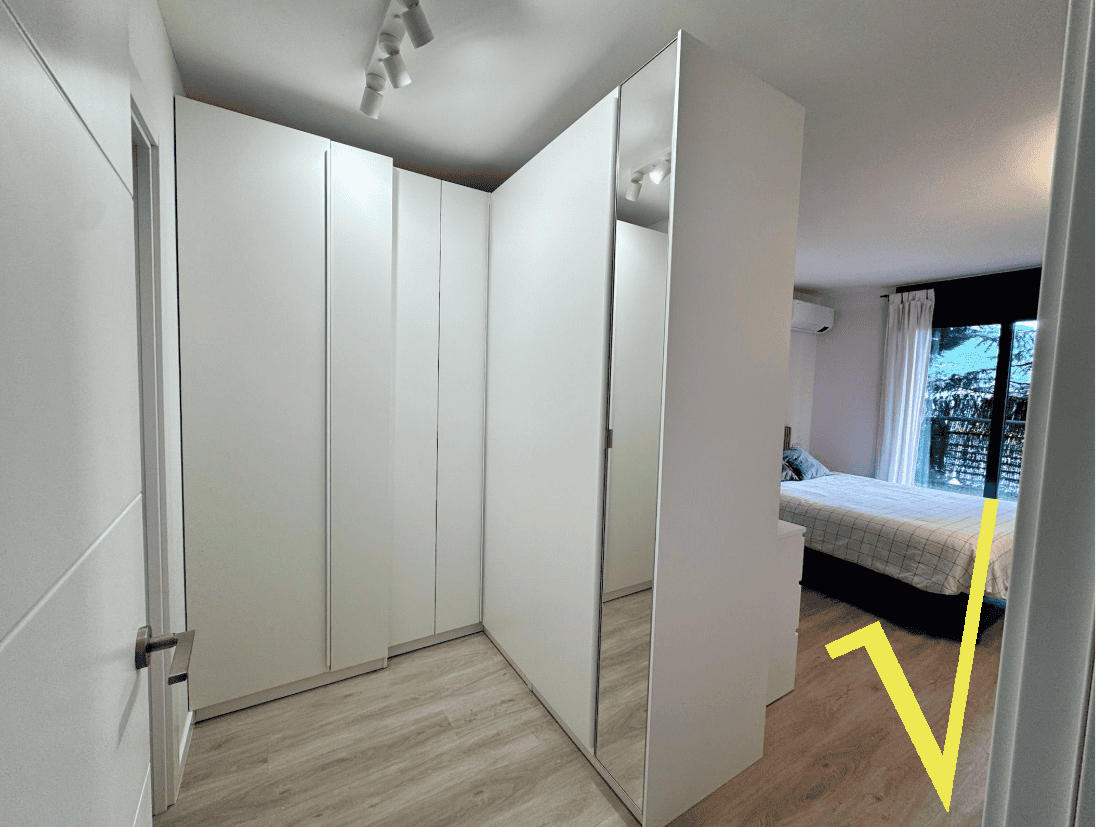 Planta baja de diseño con jardín privado, piscina y vistas al Cadí