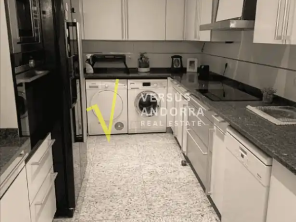 Piso de lujo reformado en venta en Andorra la Vella centro con terraza, parking y trasteros