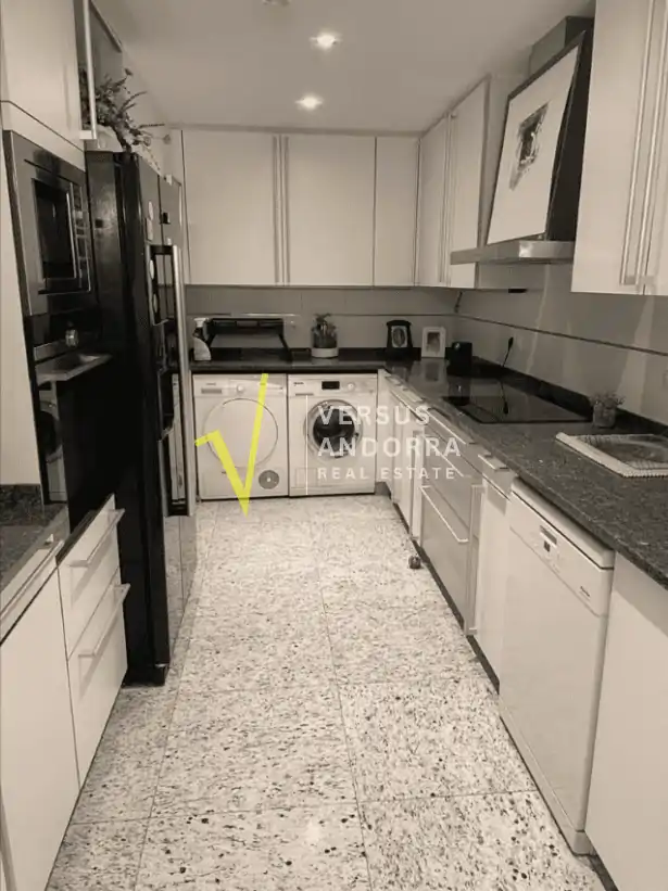 Piso de lujo reformado en venta en Andorra la Vella centro con terraza, parking y trasteros