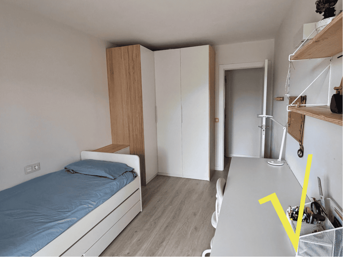 Planta baja de diseño con jardín privado, piscina y vistas al Cadí