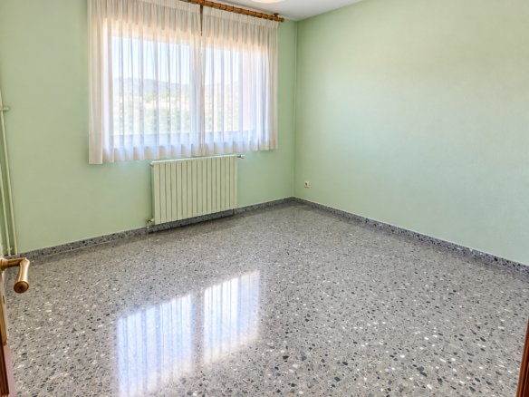 CASA INDEPENDENT A SANT JULIÀ + 703 M² + 7 HABITACIONS + 3 GARAJES + POTENCIAL DE DESENVOLUPAMENT