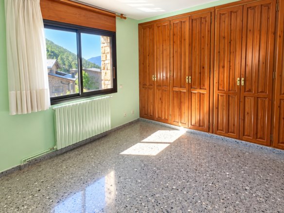 CASA INDEPENDENT A SANT JULIÀ + 703 M² + 7 HABITACIONS + 3 GARAJES + POTENCIAL DE DESENVOLUPAMENT