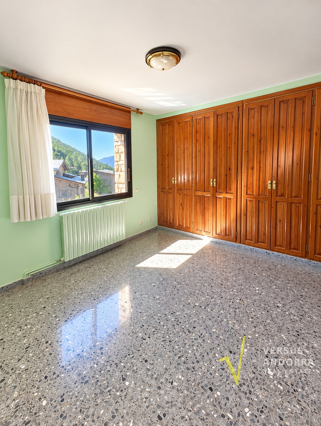 CASA INDEPENDENT A SANT JULIÀ + 703 M² + 7 HABITACIONS + 3 GARAJES + POTENCIAL DE DESENVOLUPAMENT