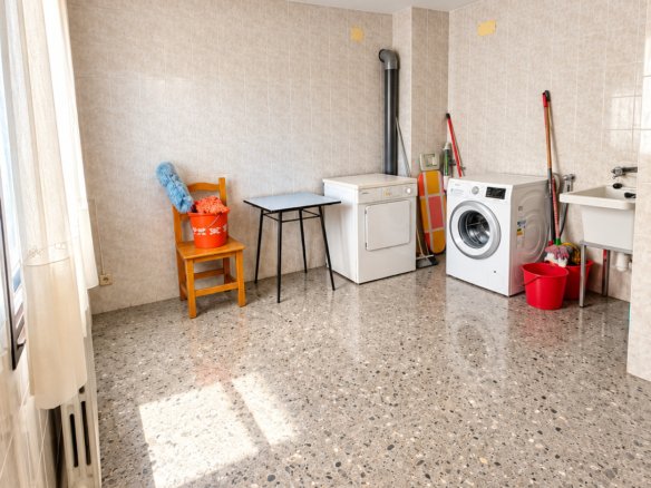 CASA INDEPENDENT A SANT JULIÀ + 703 M² + 7 HABITACIONS + 3 GARAJES + POTENCIAL DE DESENVOLUPAMENT
