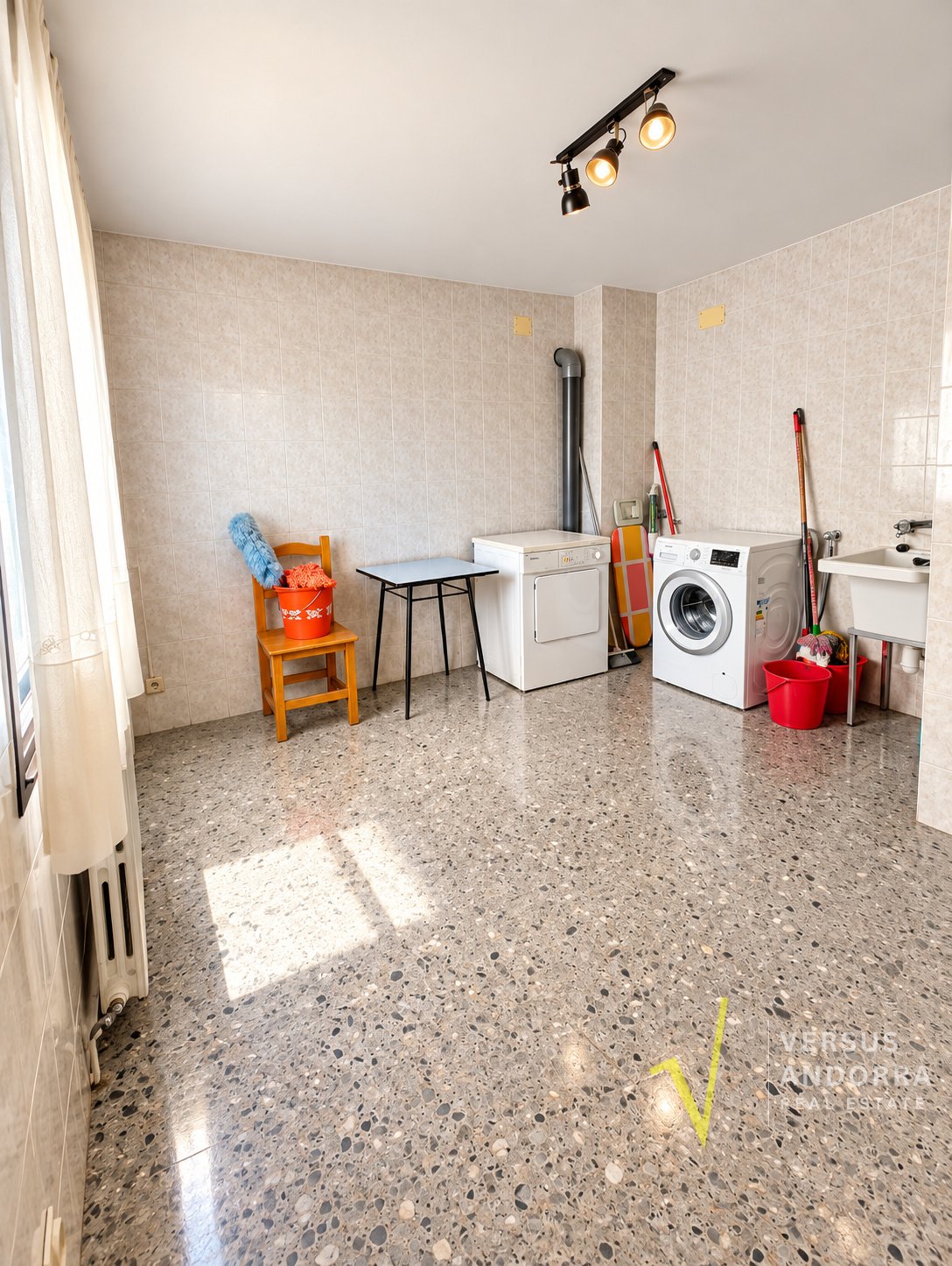 CASA INDEPENDENT A SANT JULIÀ + 703 M² + 7 HABITACIONS + 3 GARAJES + POTENCIAL DE DESENVOLUPAMENT