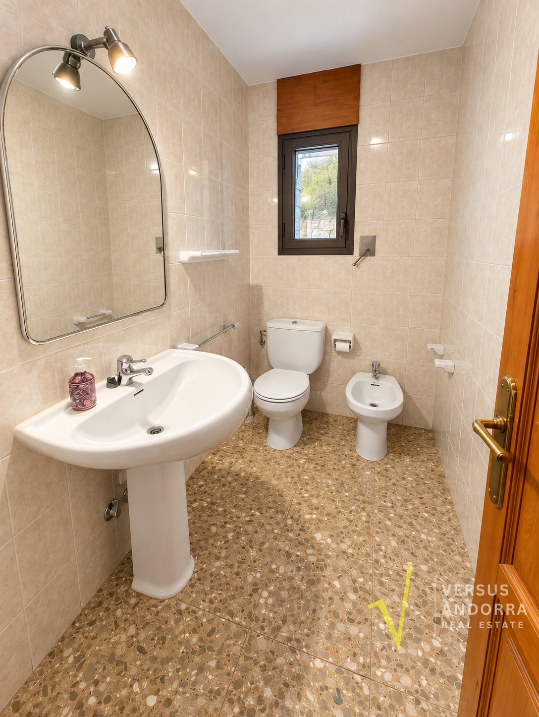 CASA INDEPENDENT A SANT JULIÀ + 703 M² + 7 HABITACIONS + 3 GARAJES + POTENCIAL DE DESENVOLUPAMENT