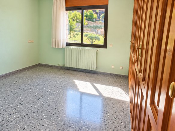 CASA INDEPENDENT A SANT JULIÀ + 703 M² + 7 HABITACIONS + 3 GARAJES + POTENCIAL DE DESENVOLUPAMENT