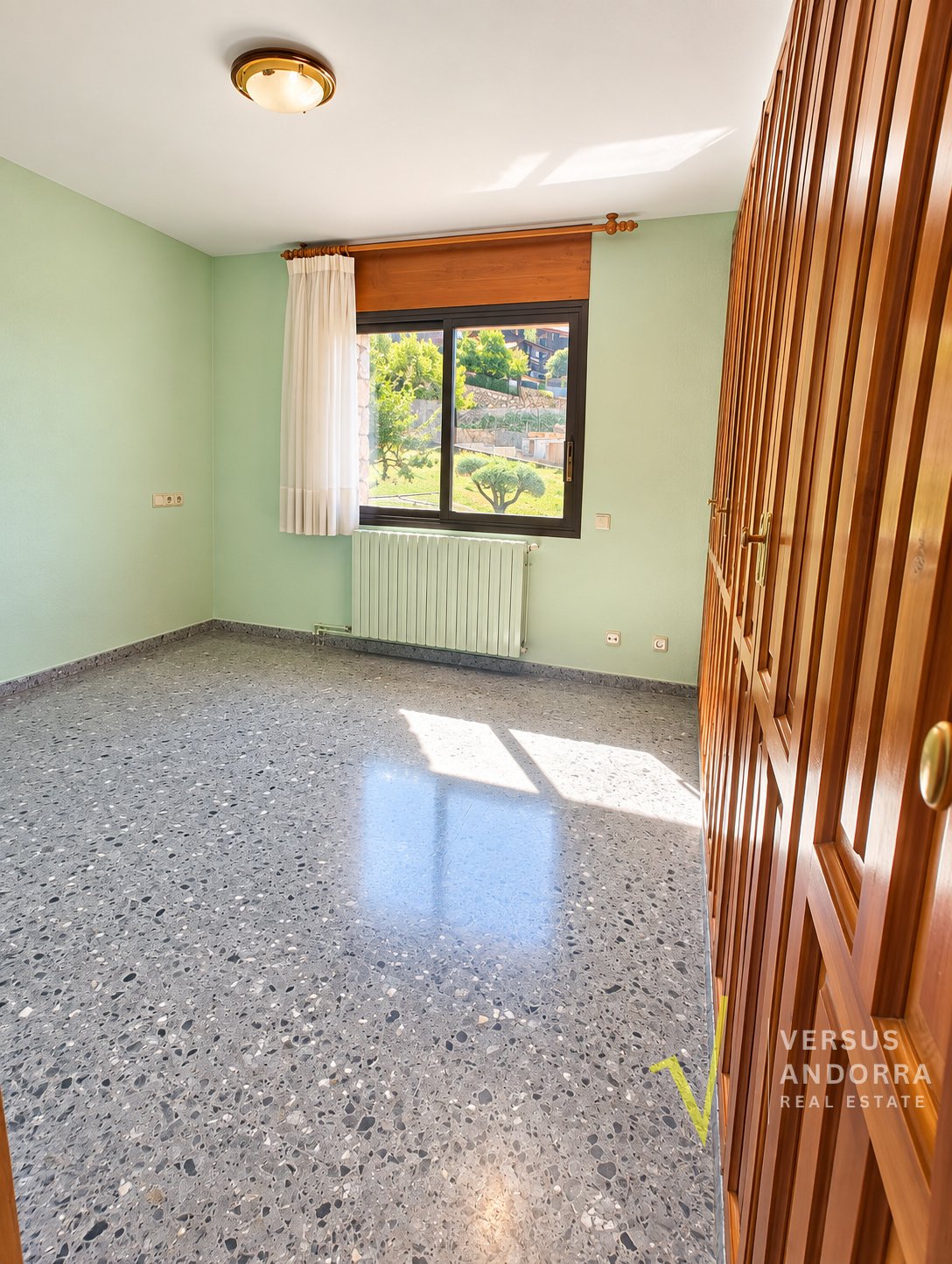 CASA INDEPENDENT A SANT JULIÀ + 703 M² + 7 HABITACIONS + 3 GARAJES + POTENCIAL DE DESENVOLUPAMENT