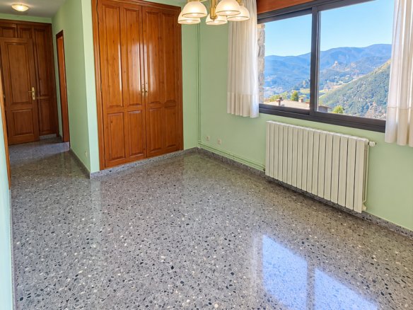 CASA INDEPENDENT A SANT JULIÀ + 703 M² + 7 HABITACIONS + 3 GARAJES + POTENCIAL DE DESENVOLUPAMENT