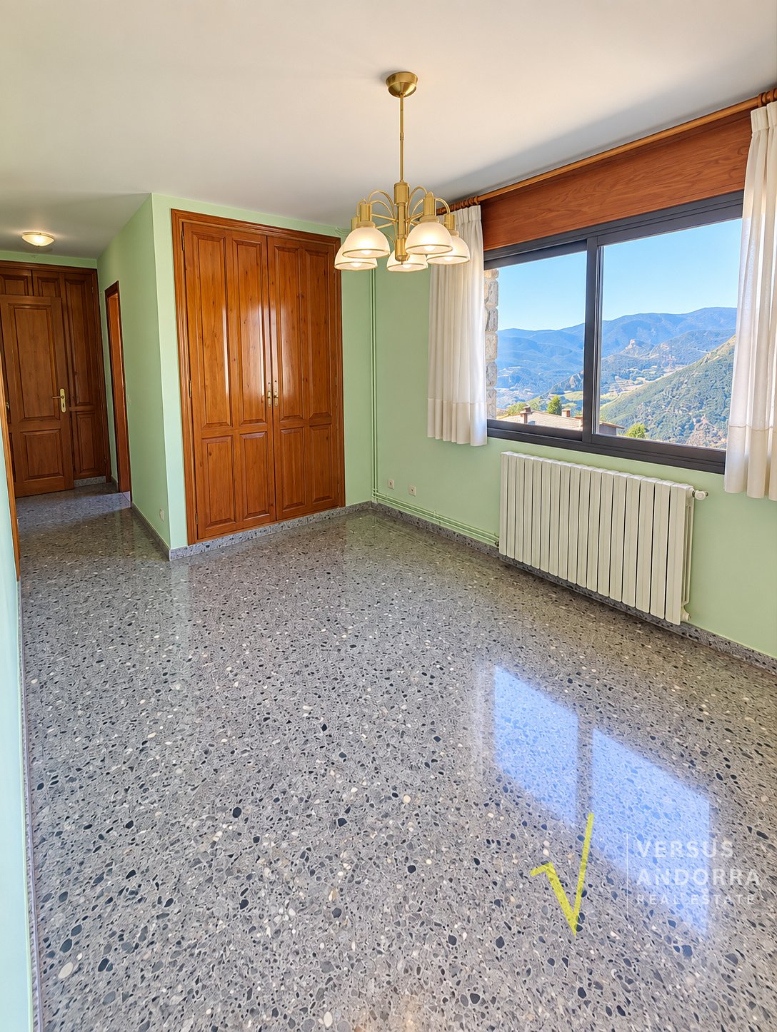 CASA INDEPENDENT A SANT JULIÀ + 703 M² + 7 HABITACIONS + 3 GARAJES + POTENCIAL DE DESENVOLUPAMENT
