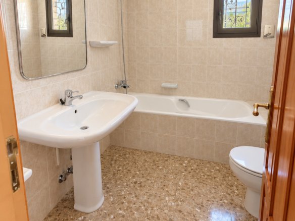 CASA INDEPENDENT A SANT JULIÀ + 703 M² + 7 HABITACIONS + 3 GARAJES + POTENCIAL DE DESENVOLUPAMENT
