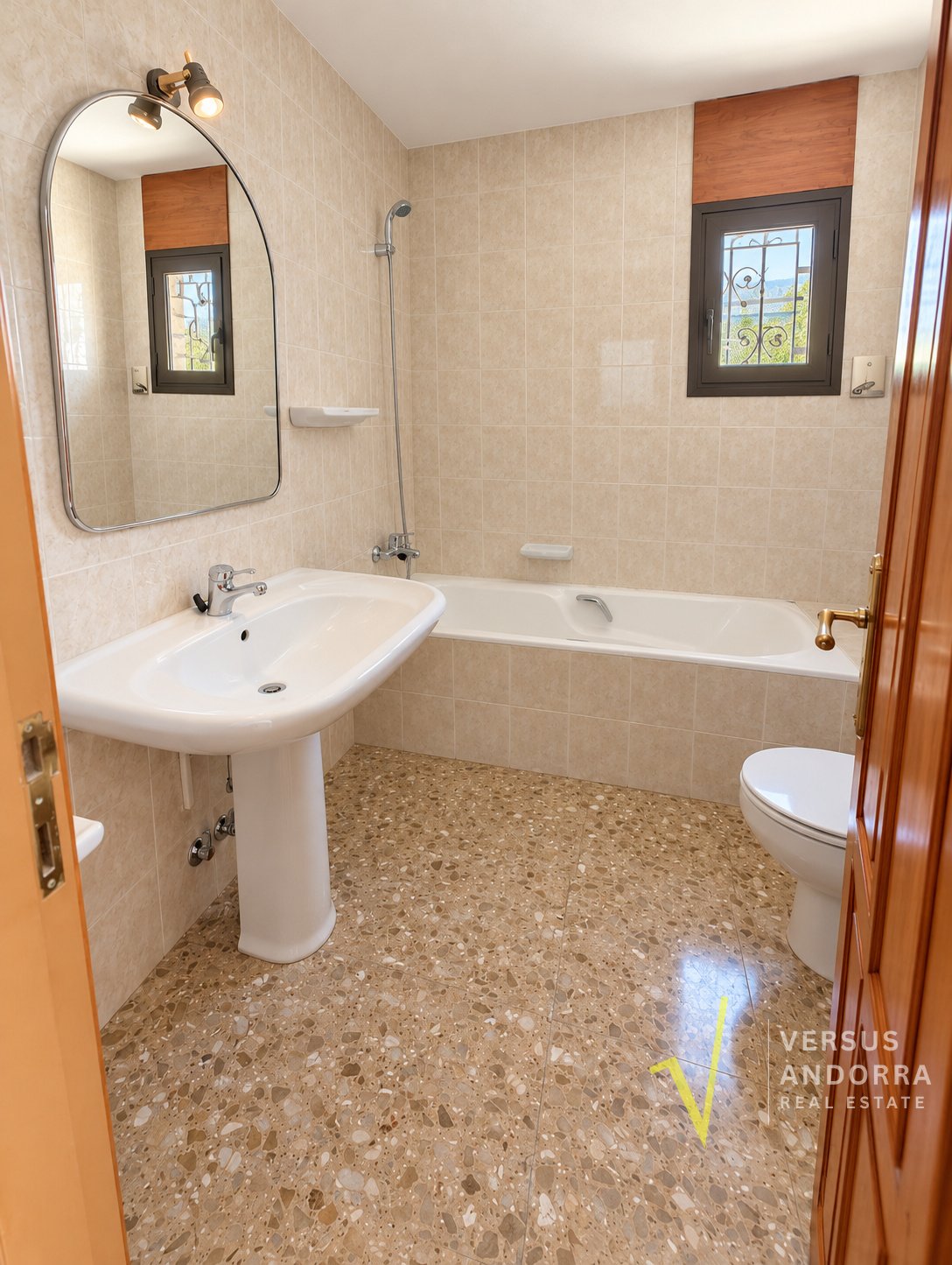 CASA INDEPENDENT A SANT JULIÀ + 703 M² + 7 HABITACIONS + 3 GARAJES + POTENCIAL DE DESENVOLUPAMENT