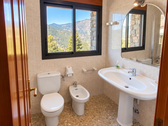 CASA INDEPENDENT A SANT JULIÀ + 703 M² + 7 HABITACIONS + 3 GARAJES + POTENCIAL DE DESENVOLUPAMENT
