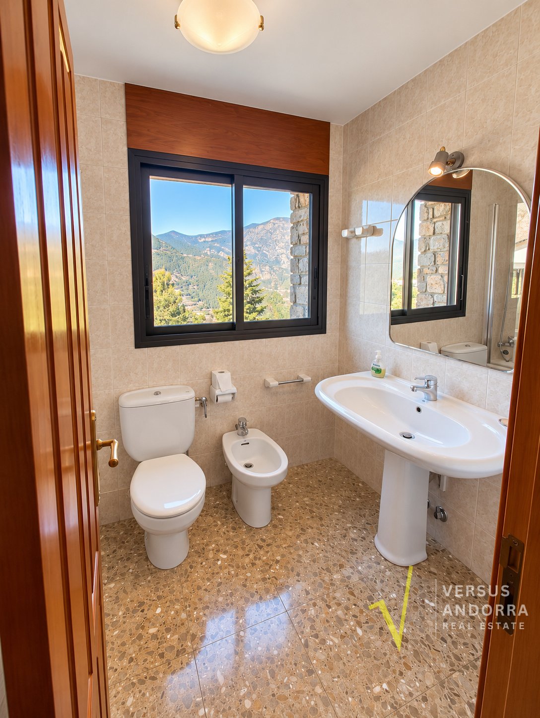 CASA INDEPENDENT A SANT JULIÀ + 703 M² + 7 HABITACIONS + 3 GARAJES + POTENCIAL DE DESENVOLUPAMENT