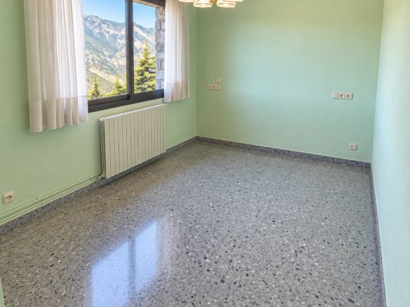 CASA INDEPENDENT A SANT JULIÀ + 703 M² + 7 HABITACIONS + 3 GARAJES + POTENCIAL DE DESENVOLUPAMENT
