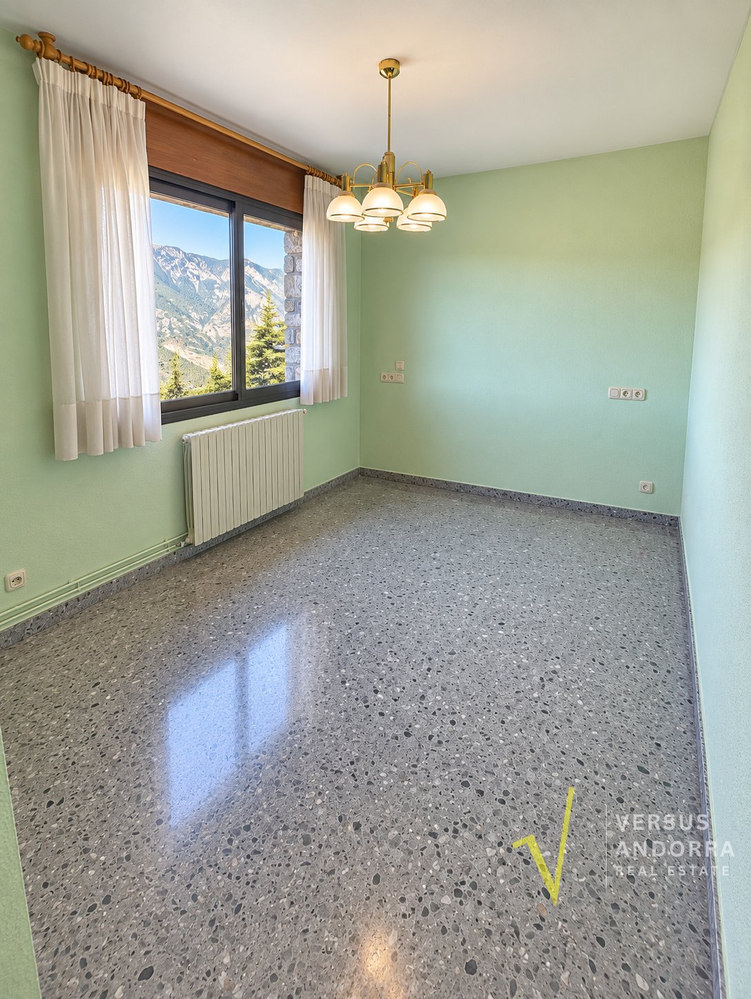 CASA INDEPENDENT A SANT JULIÀ + 703 M² + 7 HABITACIONS + 3 GARAJES + POTENCIAL DE DESENVOLUPAMENT