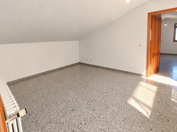 CASA INDEPENDENT A SANT JULIÀ + 703 M² + 7 HABITACIONS + 3 GARAJES + POTENCIAL DE DESENVOLUPAMENT