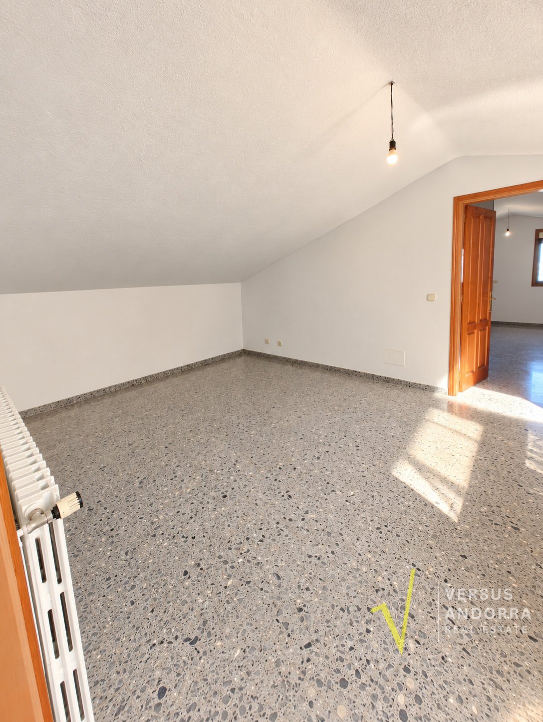 CASA INDEPENDENT A SANT JULIÀ + 703 M² + 7 HABITACIONS + 3 GARAJES + POTENCIAL DE DESENVOLUPAMENT