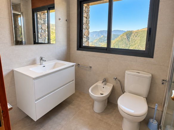CASA INDEPENDENT A SANT JULIÀ + 703 M² + 7 HABITACIONS + 3 GARAJES + POTENCIAL DE DESENVOLUPAMENT