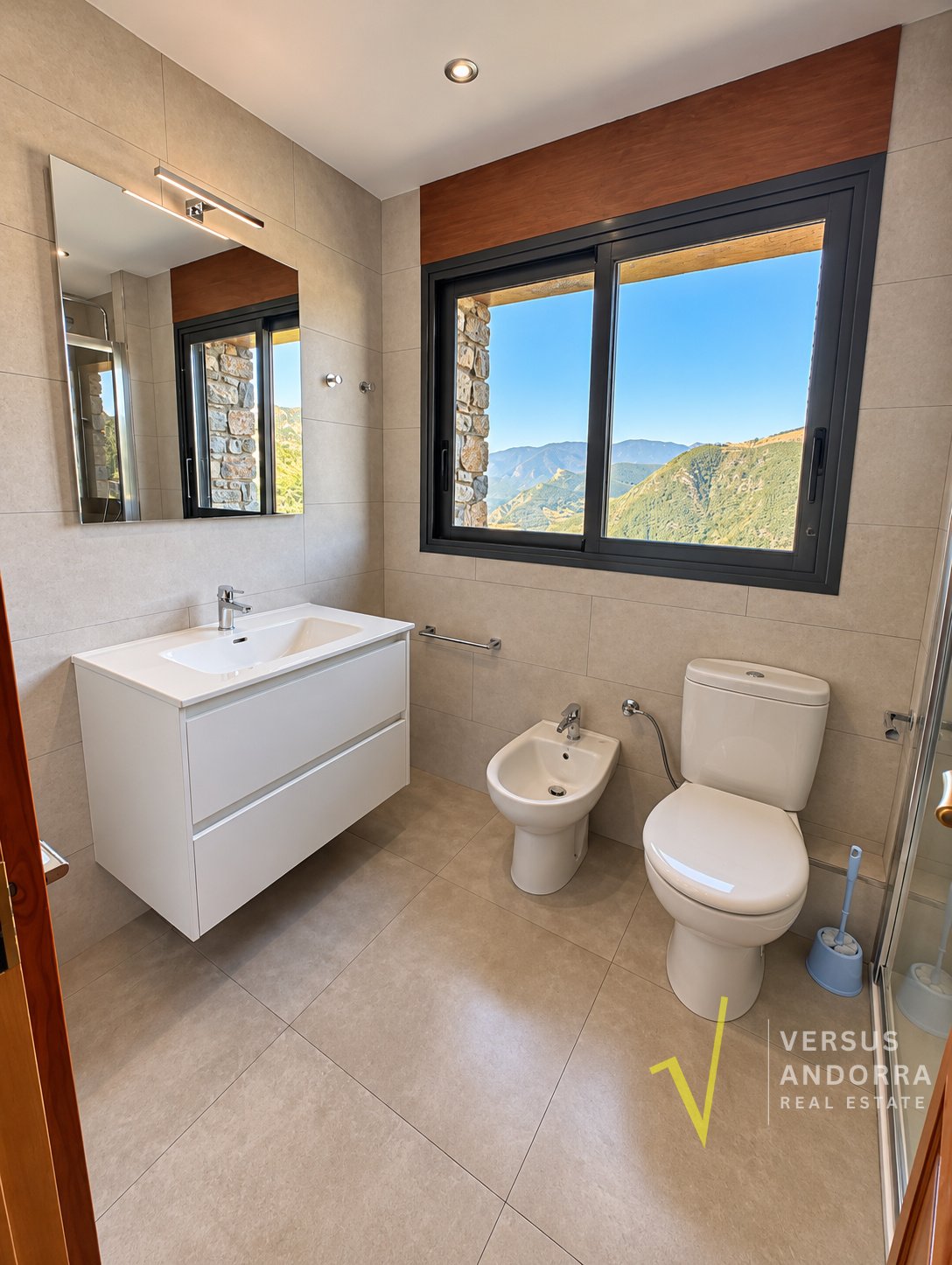 CASA INDEPENDENT A SANT JULIÀ + 703 M² + 7 HABITACIONS + 3 GARAJES + POTENCIAL DE DESENVOLUPAMENT