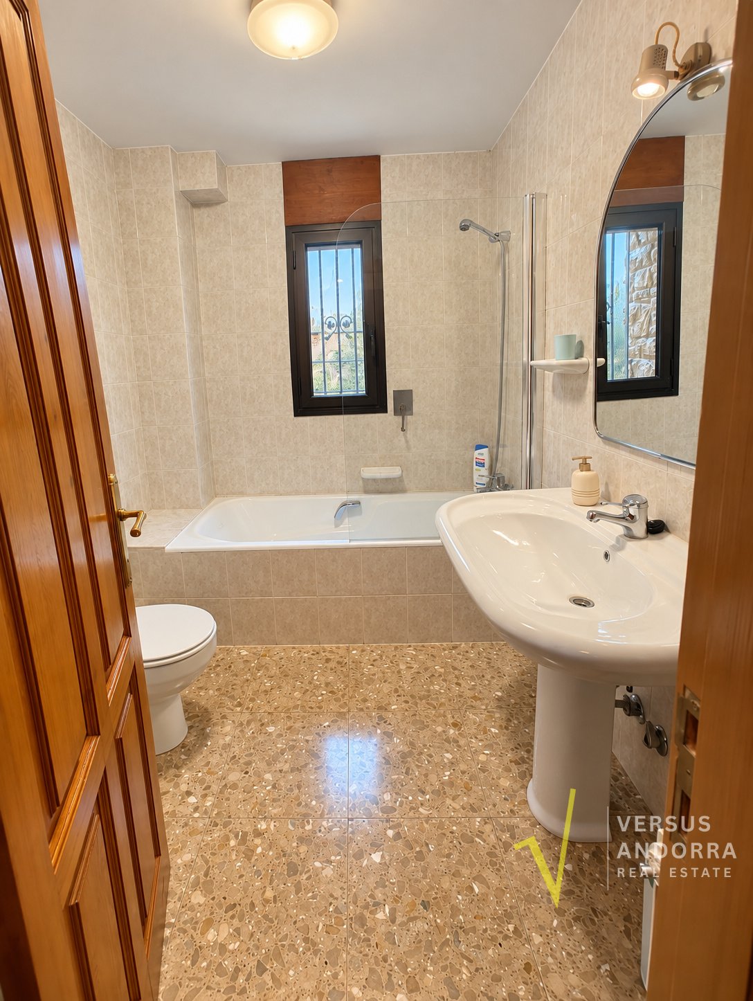 CASA INDEPENDENT A SANT JULIÀ + 703 M² + 7 HABITACIONS + 3 GARAJES + POTENCIAL DE DESENVOLUPAMENT