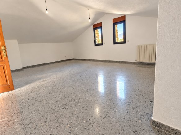 CASA INDEPENDENT A SANT JULIÀ + 703 M² + 7 HABITACIONS + 3 GARAJES + POTENCIAL DE DESENVOLUPAMENT