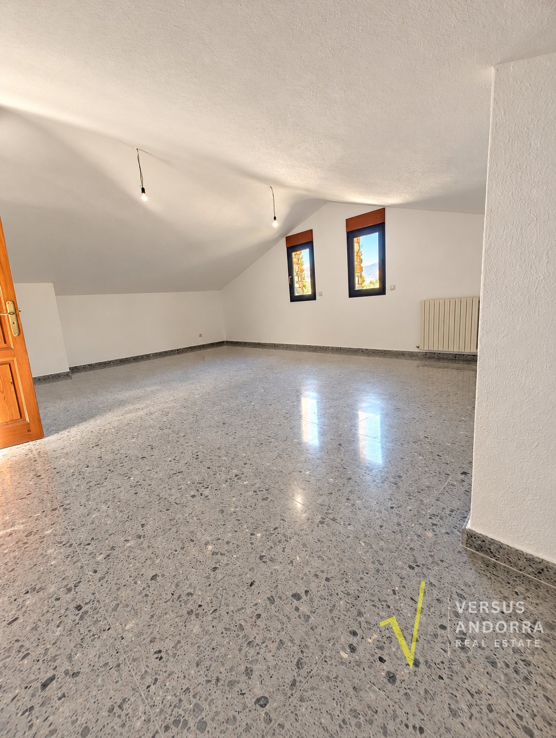 CASA INDEPENDENT A SANT JULIÀ + 703 M² + 7 HABITACIONS + 3 GARAJES + POTENCIAL DE DESENVOLUPAMENT