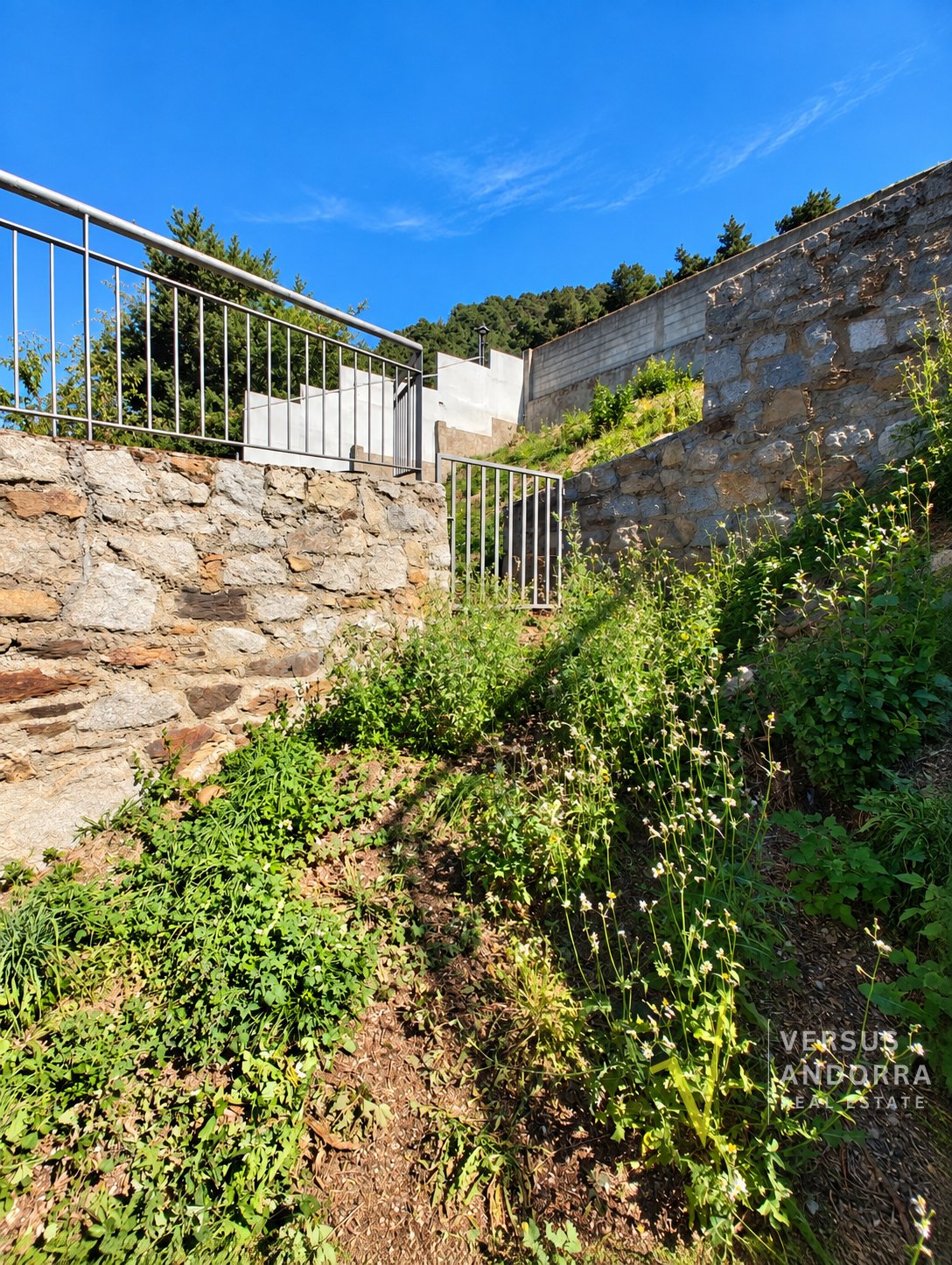 CASA INDEPENDENT A SANT JULIÀ + 703 M² + 7 HABITACIONS + 3 GARAJES + POTENCIAL DE DESENVOLUPAMENT