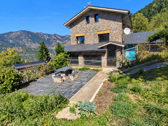 CASA INDEPENDENT A SANT JULIÀ + 703 M² + 7 HABITACIONS + 3 GARAJES + POTENCIAL DE DESENVOLUPAMENT