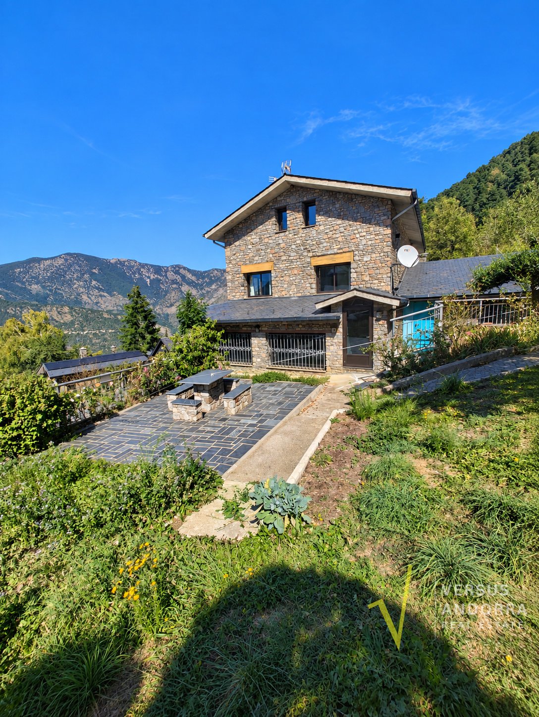CASA INDEPENDENT A SANT JULIÀ + 703 M² + 7 HABITACIONS + 3 GARAJES + POTENCIAL DE DESENVOLUPAMENT