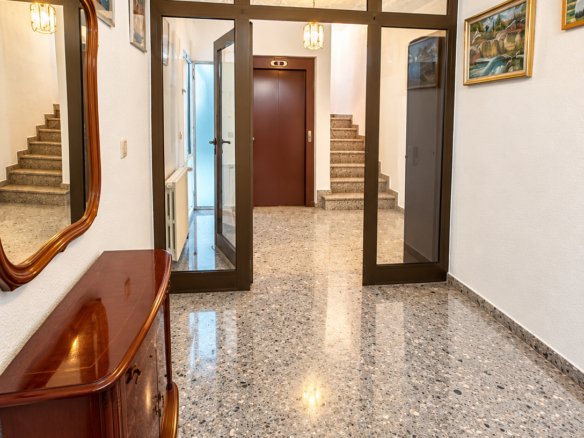 CASA INDEPENDENT A SANT JULIÀ + 703 M² + 7 HABITACIONS + 3 GARAJES + POTENCIAL DE DESENVOLUPAMENT