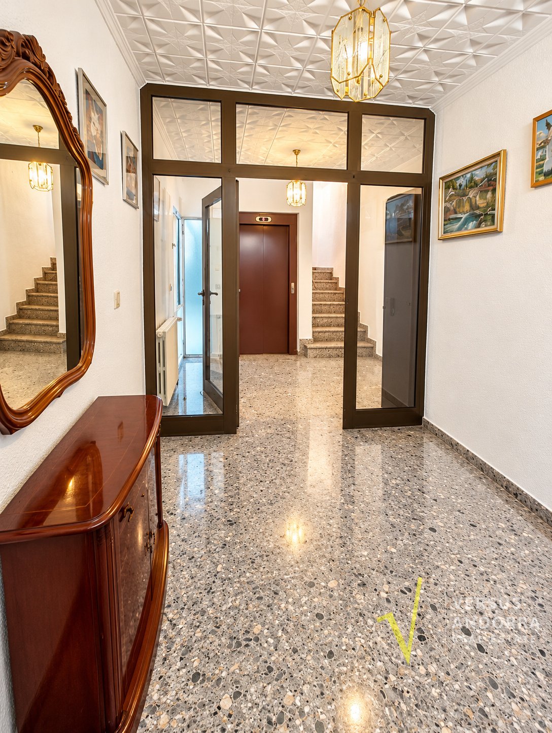 CASA INDEPENDENT A SANT JULIÀ + 703 M² + 7 HABITACIONS + 3 GARAJES + POTENCIAL DE DESENVOLUPAMENT
