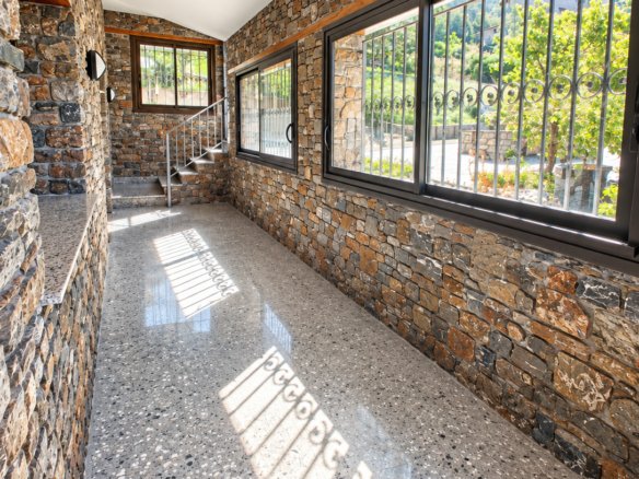 CASA INDEPENDENT A SANT JULIÀ + 703 M² + 7 HABITACIONS + 3 GARAJES + POTENCIAL DE DESENVOLUPAMENT