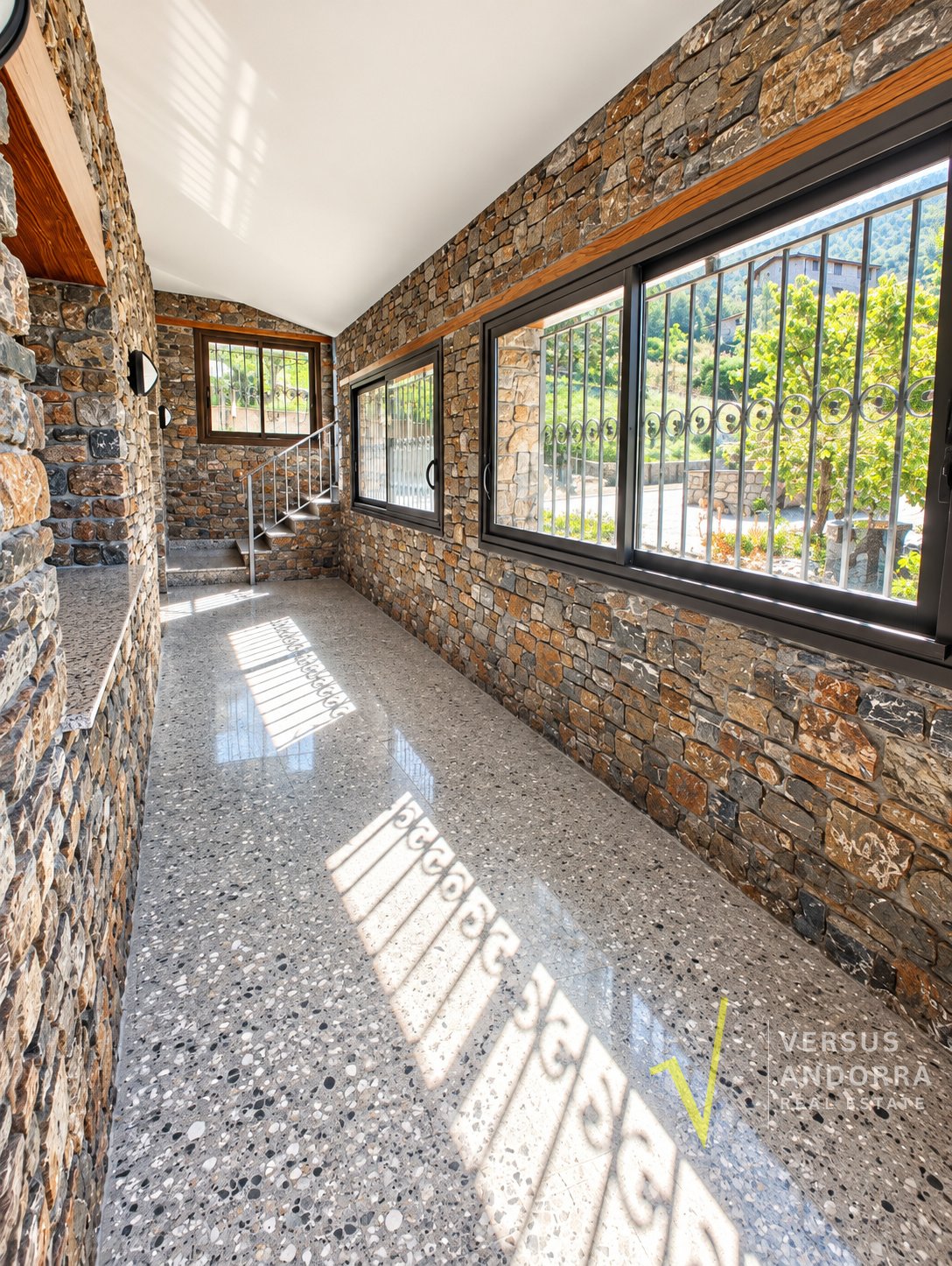 CASA INDEPENDENT A SANT JULIÀ + 703 M² + 7 HABITACIONS + 3 GARAJES + POTENCIAL DE DESENVOLUPAMENT